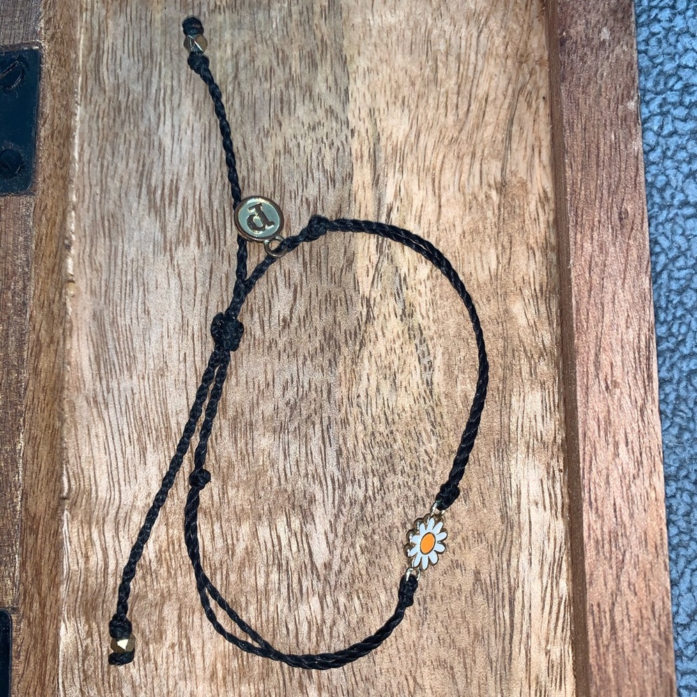 pura vida bracelet with daisy charm